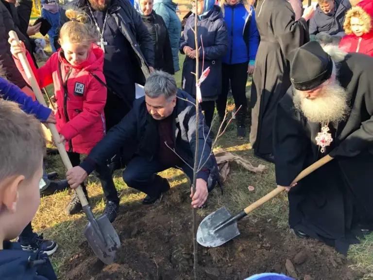 Архипастырь Симбирска принял участие в закладке аллеи славы при Никольском храме