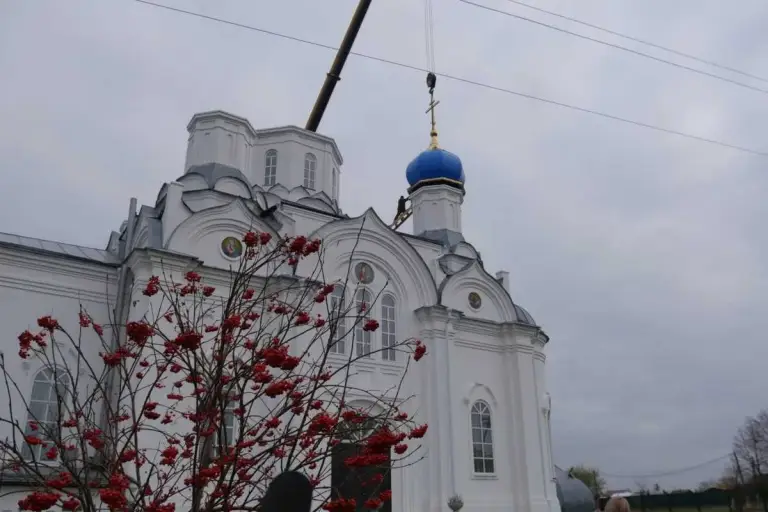 24 октября храм в честь Покрова Пресвятой Богородицы в селе Большие Ключищи обрёл новые кресты и купола