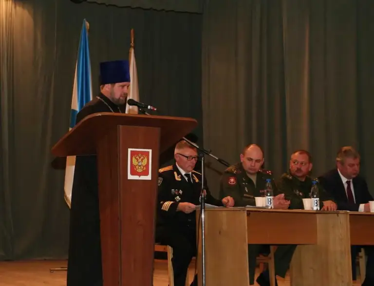 Священник поздравил ветеранов с днём образования ВМФ России