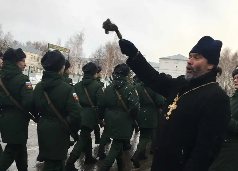 Священнослужитель благословил призывников-новобранцев на воинское служение