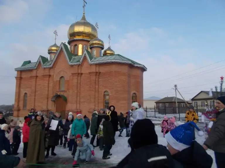Прихожане храма Рождества Богородицы в селе Полдомасово организовали праздник «Хороводы у елки» для всех сельчан