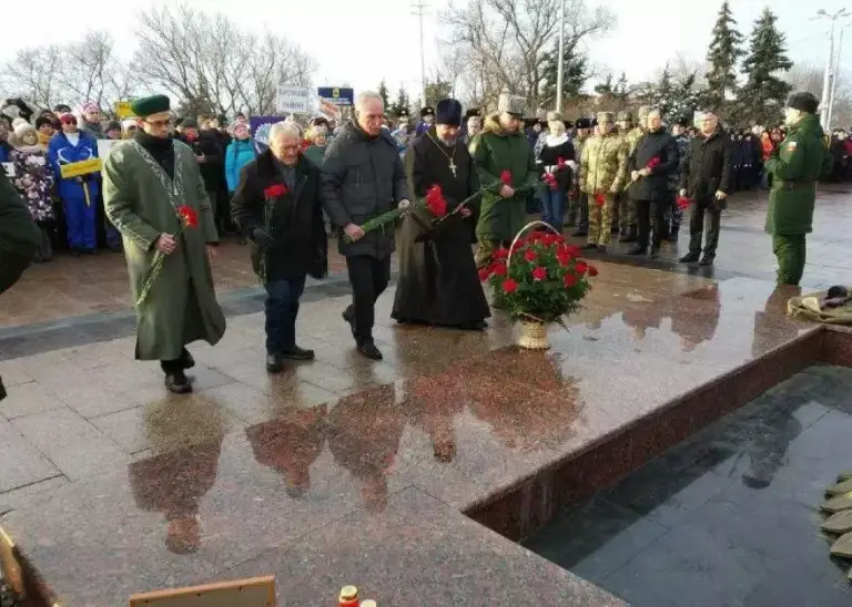 Священнослужитель принял участие в митинге, посвящённом победе в Сталинградской битве