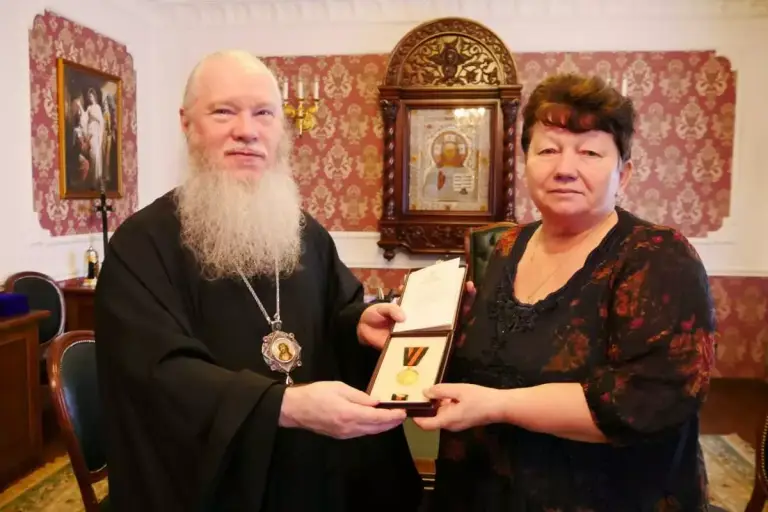 Глава Симбирской митрополии вручил Патриаршую награду жительнице р.п. Сурское