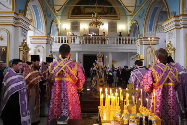 Глава Симбирской Митрополии возглавил заупокойную Литургию и панихиду в главном соборе