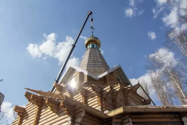 На строящийся храм в честь иконы «Неупиваемая чаша» в Ульяновске подняли купол и крест
