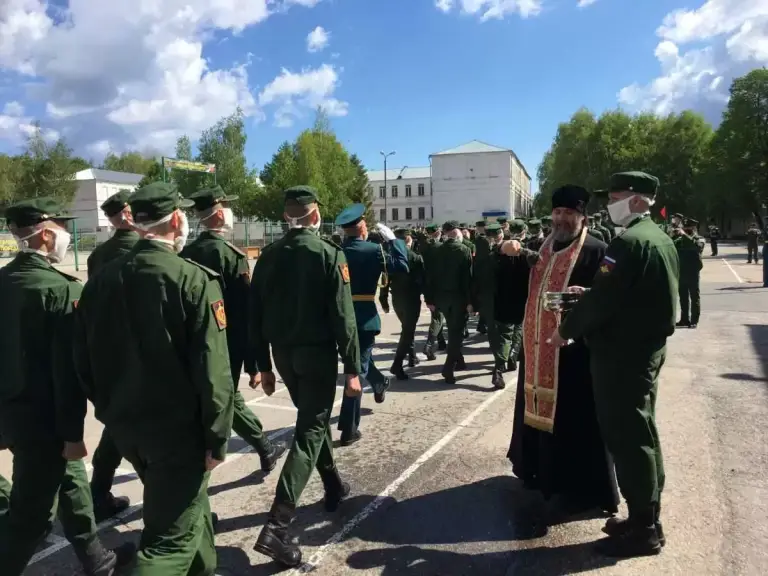 Священнослужитель благословил выпускников училища связи на воинское служение