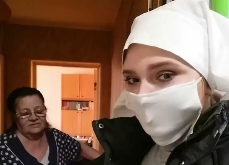 Сестры милосердия ульяновского медицинского колледжа оказывают помощь пожилым людям