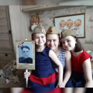 р