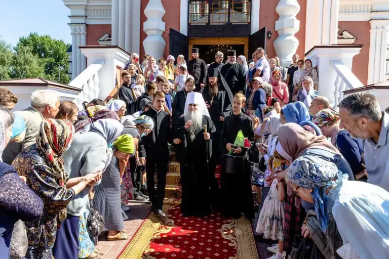 Митрополит Симбирский и Новоспасский Лонгин простился с паствой Саратовской митрополии