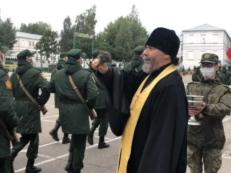 Священнослужитель благословил курсантов-связистов нового призыва на прохождение воинской службы