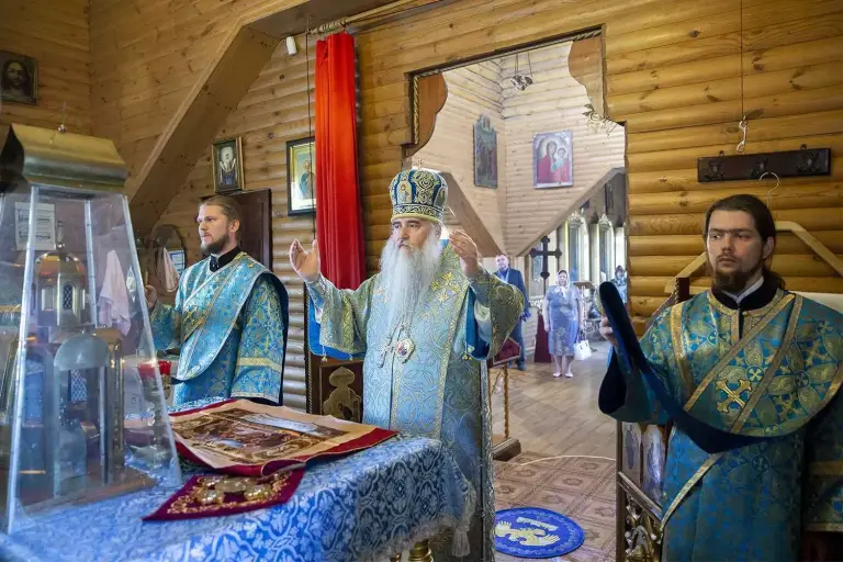 Божественная литургия в храме в честь Всех святых г. Ульяновска