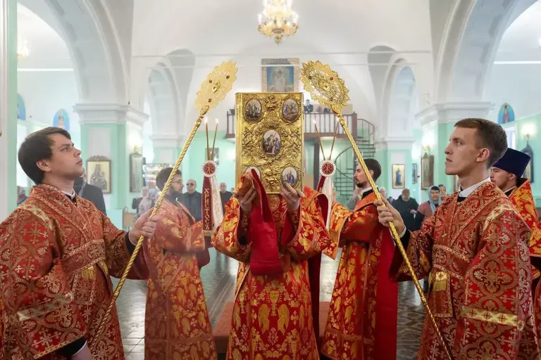 Божественная литургия в Свято-Воскресенско-Германовском кафедральном соборе Ульяновска