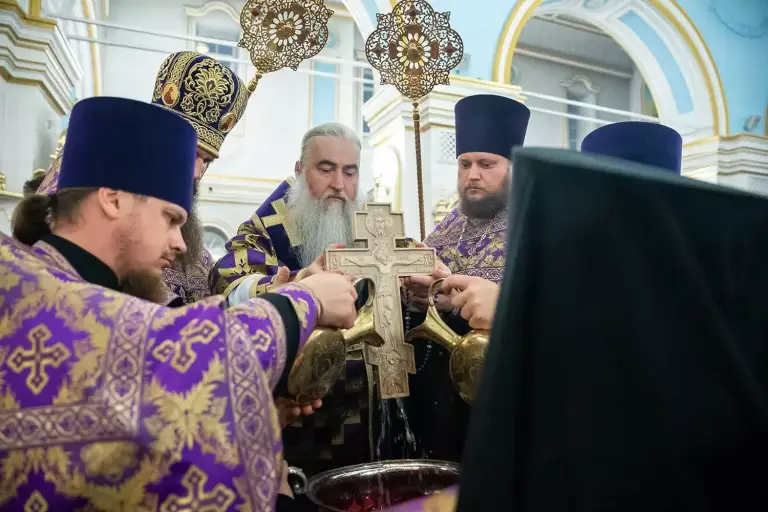 Всенощное бдение с чином воздвижения Креста в Спасо-Вознесенском кафедральном соборе Ульяновска