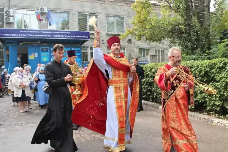 В храме в честь иконы Божией Матери «Неупиваемая Чаша» помолились об избавлении страждущих от недуга винопития