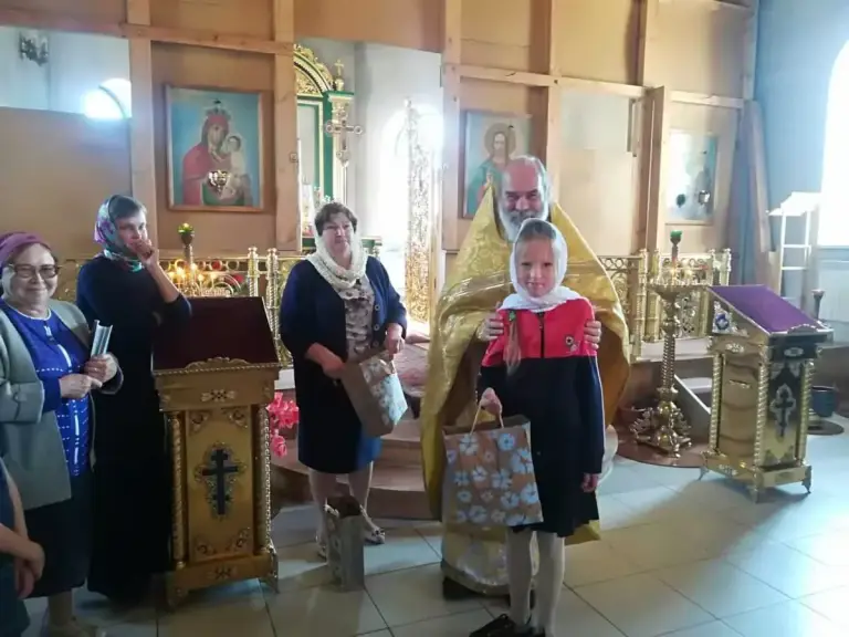 В Новоульяновске прихожане храма Живоначальной Троицы помогли собраться в школу юным односельчанам