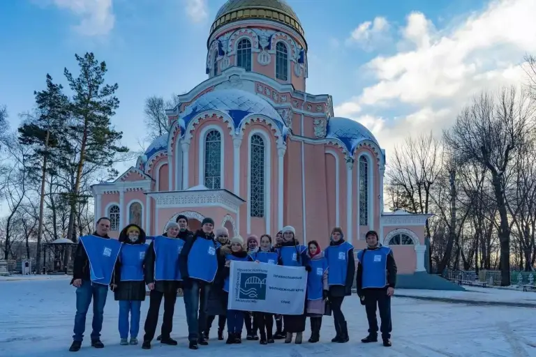 Молодежь православного клуба «Спас» провела субботник на территории Воскресенского некрополя