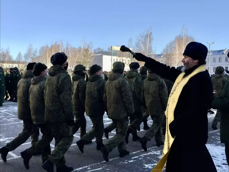 Священнослужитель благословил выпускников-связистов на дальнейшее воинское служение