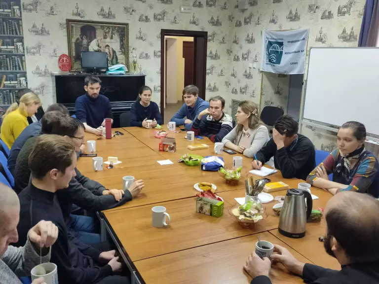 Участники православного молодежного клуба «Спас» обсудили со священником значение таинства Причастия