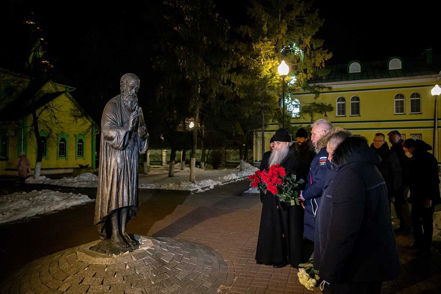 Улица андрея блаженного ульяновск. Могила Андрея Блаженного Ульяновск. Андрей Блаженный Симбирский могила. Ульяновск возложение цветов Андрея Блаженного Симбирского. Ульяновска по улице Андрея Блаженного, д. 3/16..