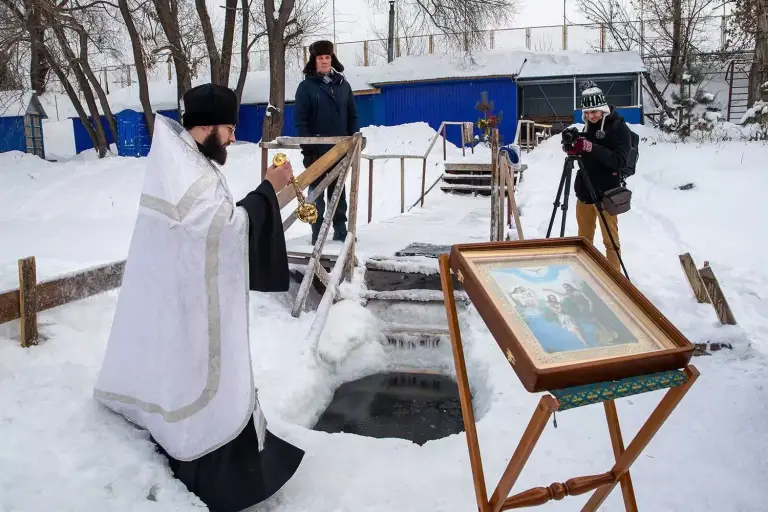 Освящена иордань на университетской набережной