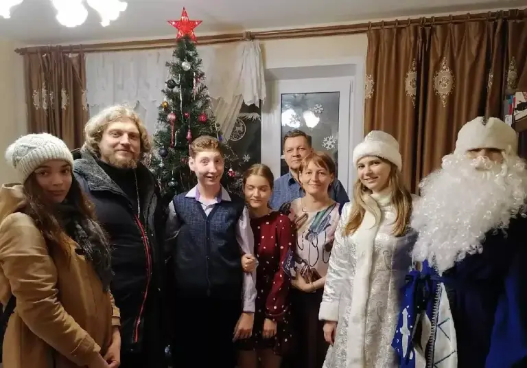 Молодежь из православного клуба «Благовещение» поздравила нуждающиеся семьи с Рождеством Христовым