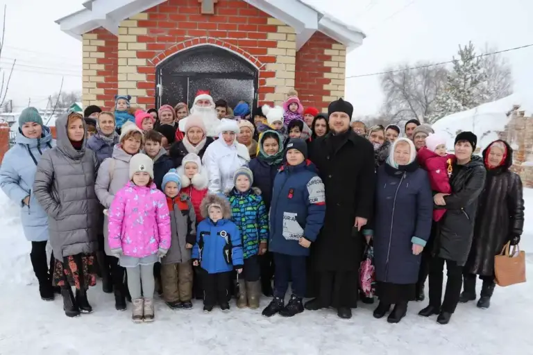 «Мандариновое настроение». Активисты из многодетных семей побывали в гостях у прихожан храма Живоначальной Троицы села Луговое