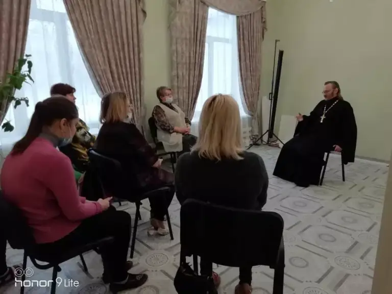 В центре социального обслуживания населения «Исток» состоялась встреча священника с родителями подопечных центра