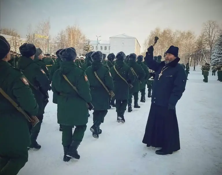 Священник поздравил курсантов-связистов с принятием воинской присяги