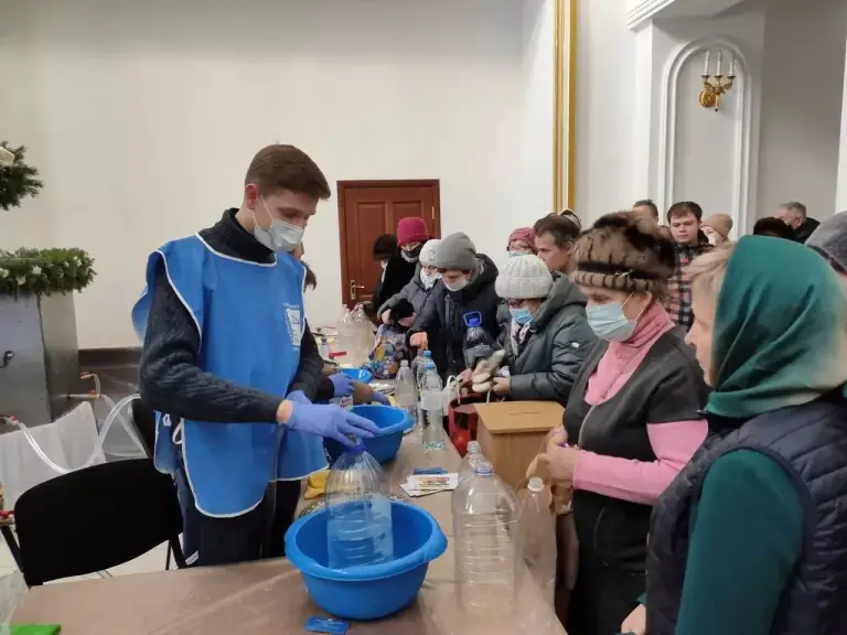 Православная молодежь организовала дежурство в храме в Крещенские дни