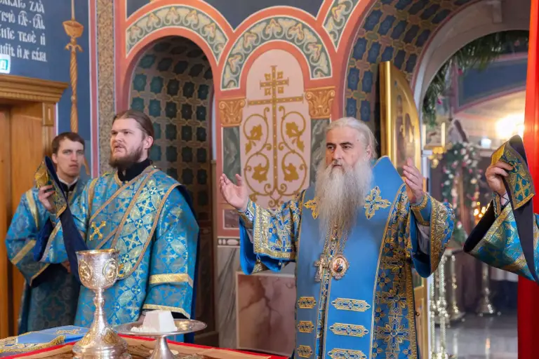 Божественная литургия в надвратном храме во имя Новомучеников и Исповедников, в земле Симбирской просиявших, Спасского женского монастыря Ульяновска