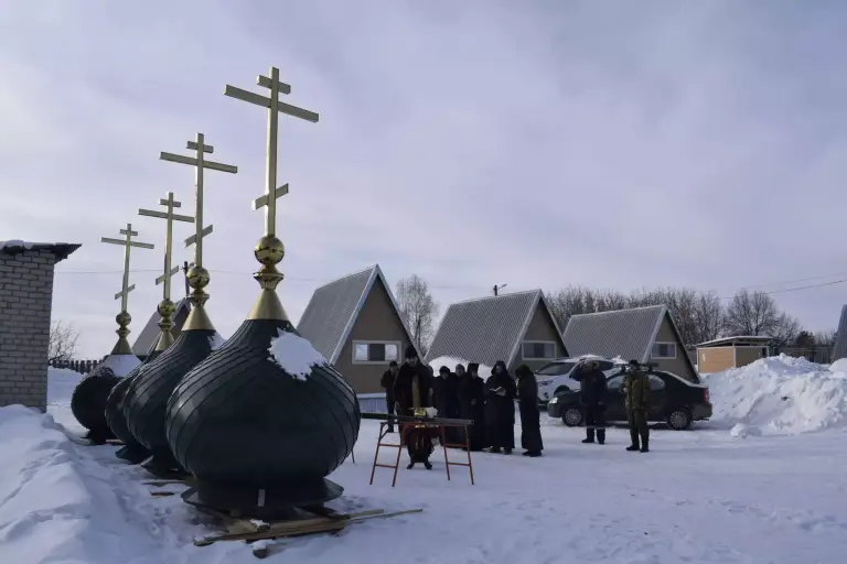 В родовом поместье писателя С.Т. Аксакова освятили купола и кресты Троицкого храма