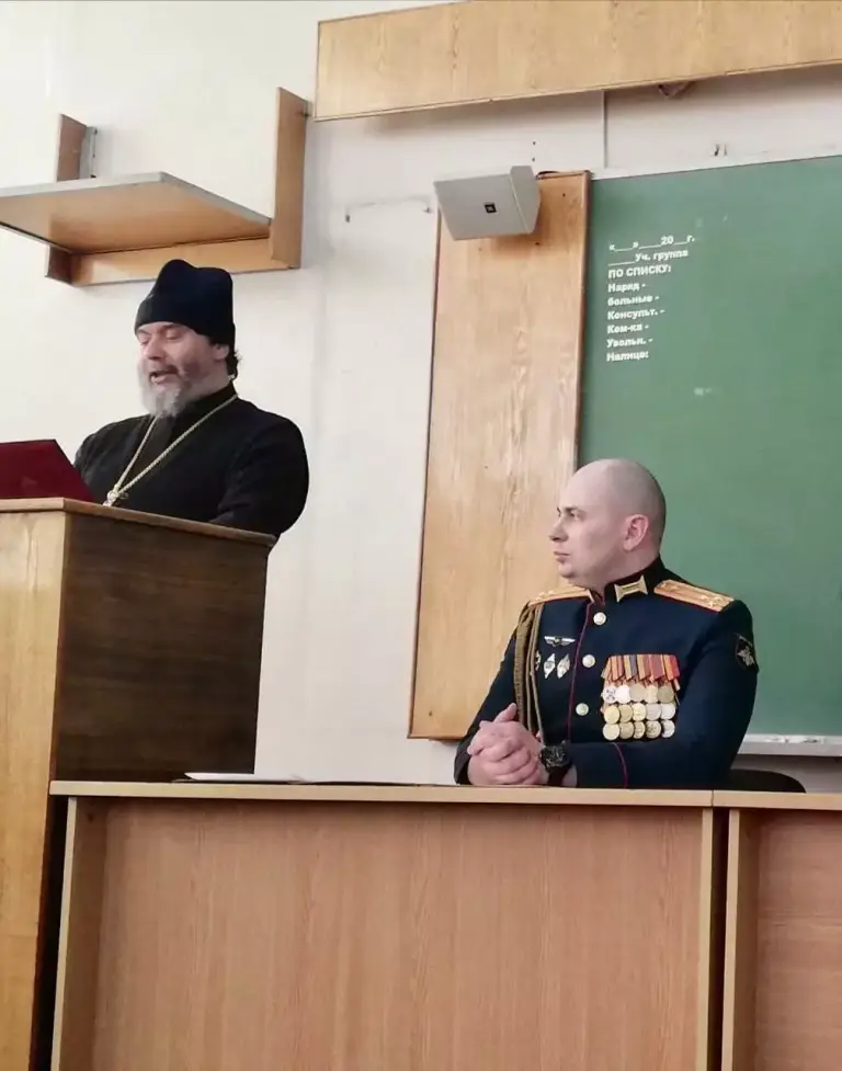 Священник поздравил офицеров-связистов и курсантов учебного центра с Днем защитника Отечества