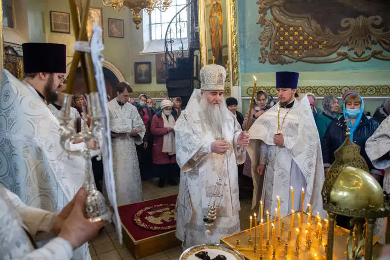 Божественная литургия и панихида в храме в честь  Воскресения Христова на Воскресенском кладбище Ульяновска