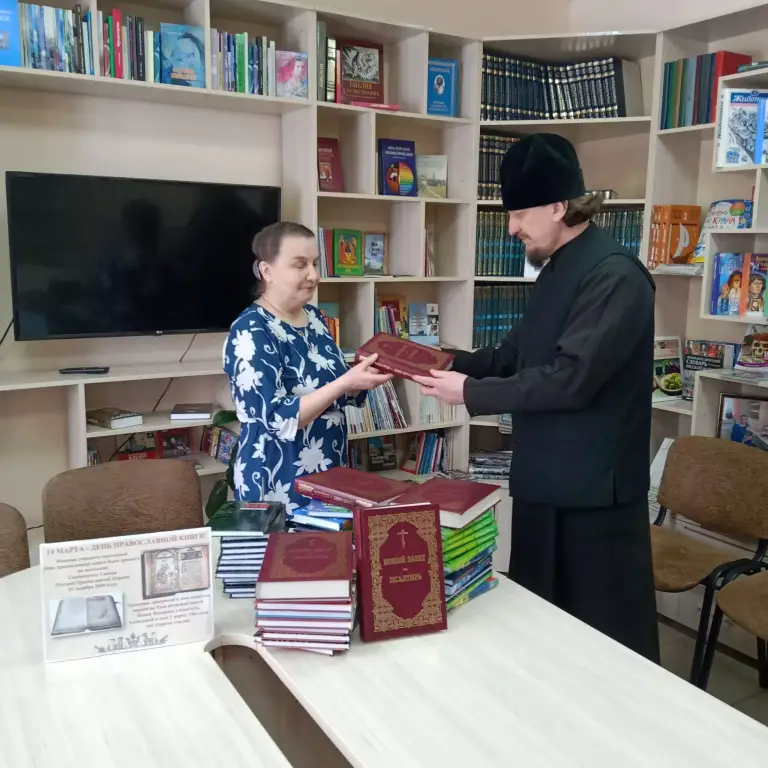 Библиотеке села Троицкий Сунгур передали в дар духовную литературу