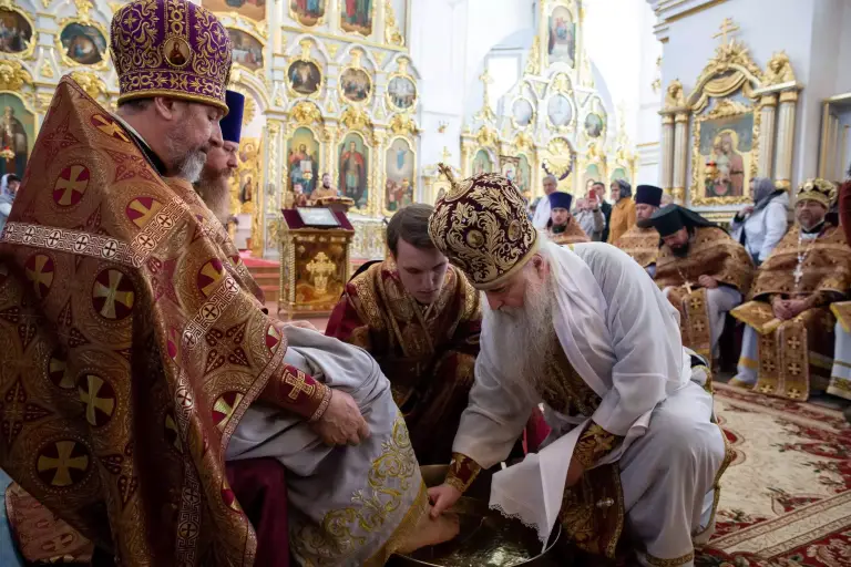 В Великий Четверг Митрополит Лонгин совершил Божественную литургию и чин умовения ног