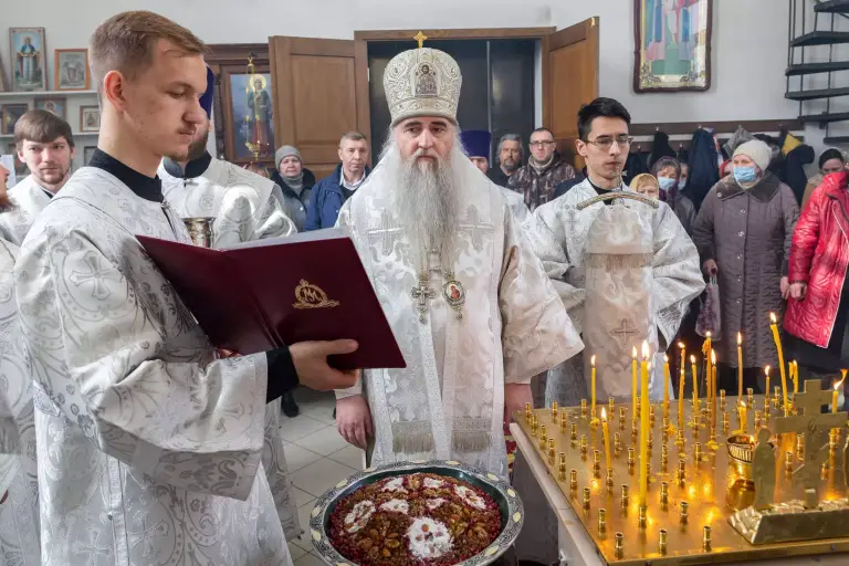 Божественная литургия и панихида в храме во имя Димитрия Солунского р.п. Ишеевка