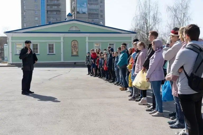 На территории кафедрального Спасо-Вознесенского собора прошел субботник