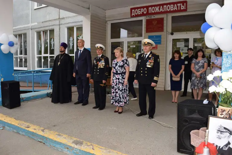 Священник поздравил выпускников школы с последним звонком