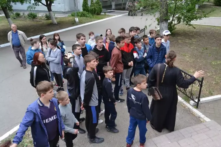 Воспитанники «Мужского клуба» при Никольском храме побывали на экскурсии в десантно-штурмовой бригаде