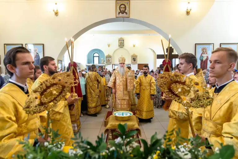 В день памяти первоверховных апостолов Петра и Павла Митрополит Лонгин совершил Божественную литургию в храме во имя апостола Андрея Первозванного