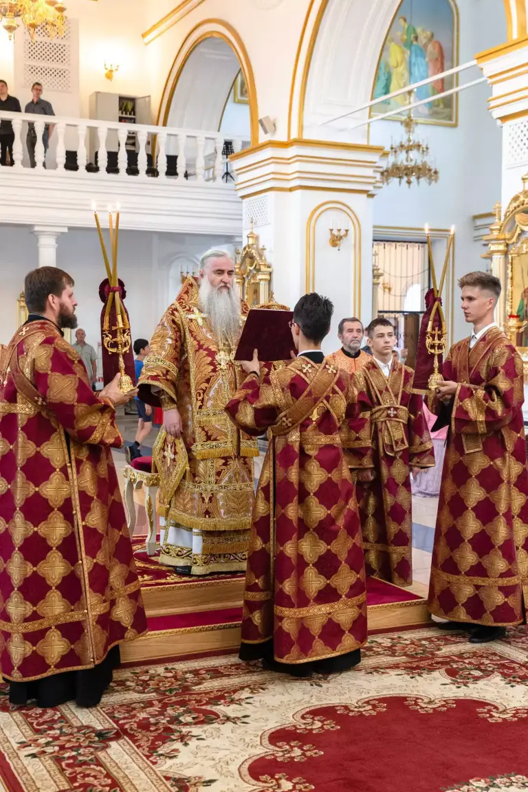 Божественная литургия в Спасо-Вознесенском кафедральном соборе Ульяновска