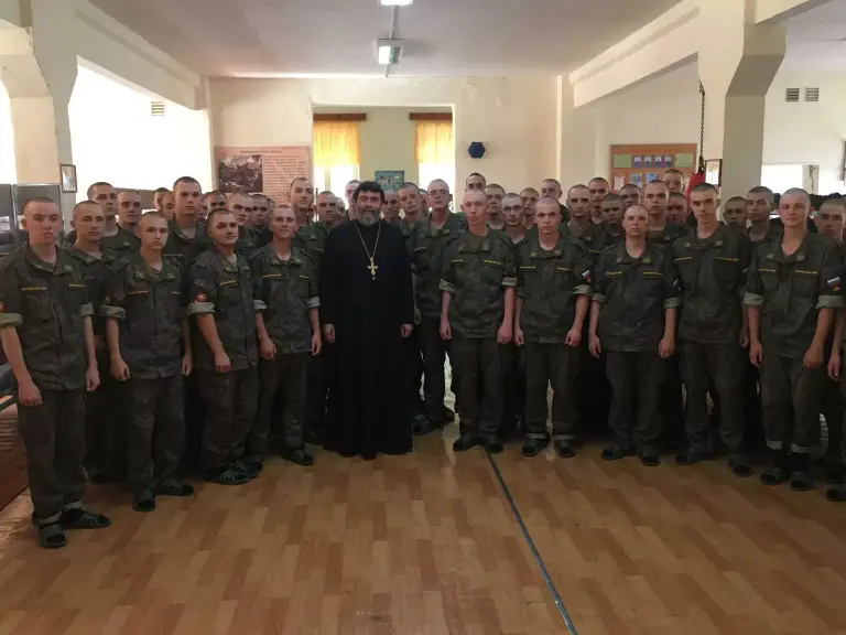 Священник провел беседу с призывниками учебного центра войск связи