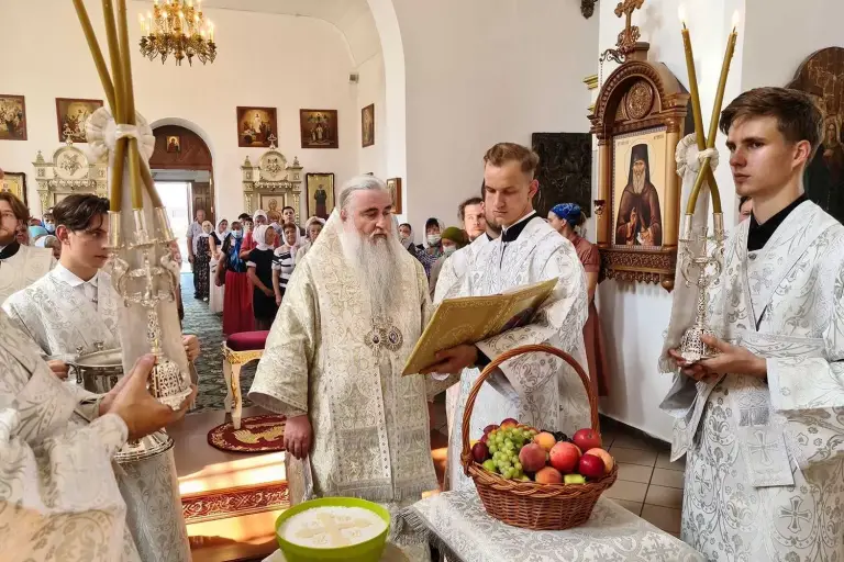 Божественная литургия в кафедральном соборе в честь Преображения Господня р.п. Новоспасское