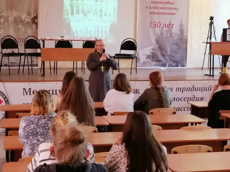 Первокурсникам медицинского колледжа рассказали о епархиальной учебной программе «Сестра милосердия»