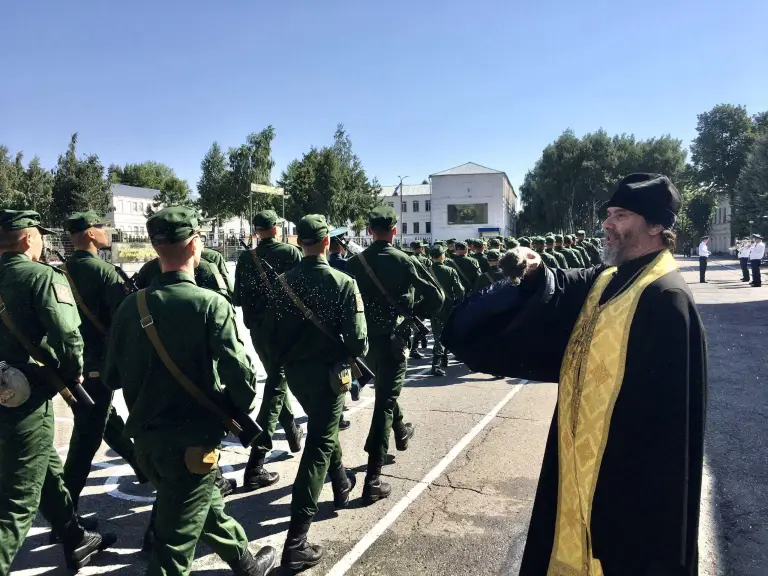 Священник поздравил курсантов-связистов с принятием воинской присяги