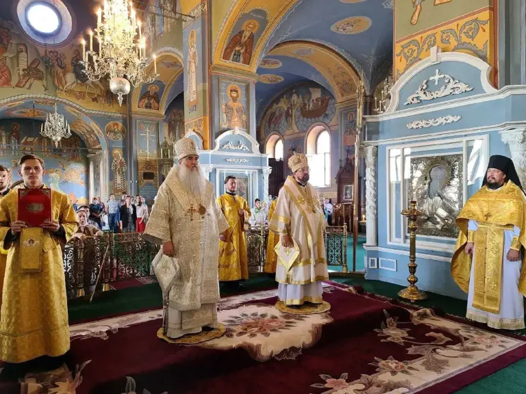 Божественная литургия в Богоявленском кафедральном соборе Богоявленско-Анастасиинского женского монастыря Костромы
