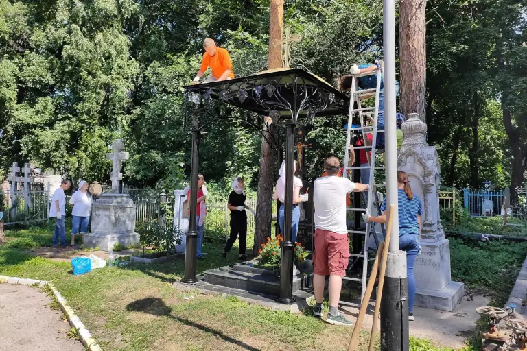 Симбирская православная молодежь помогает на Воскресенском некрополе. Видео