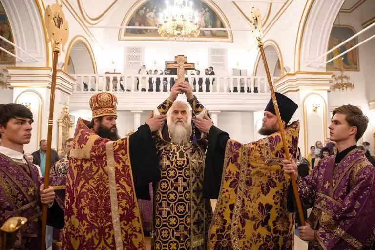 Всенощное бдение с чином воздвижения Креста в Спасо-Вознесенском кафедральном соборе Ульяновска