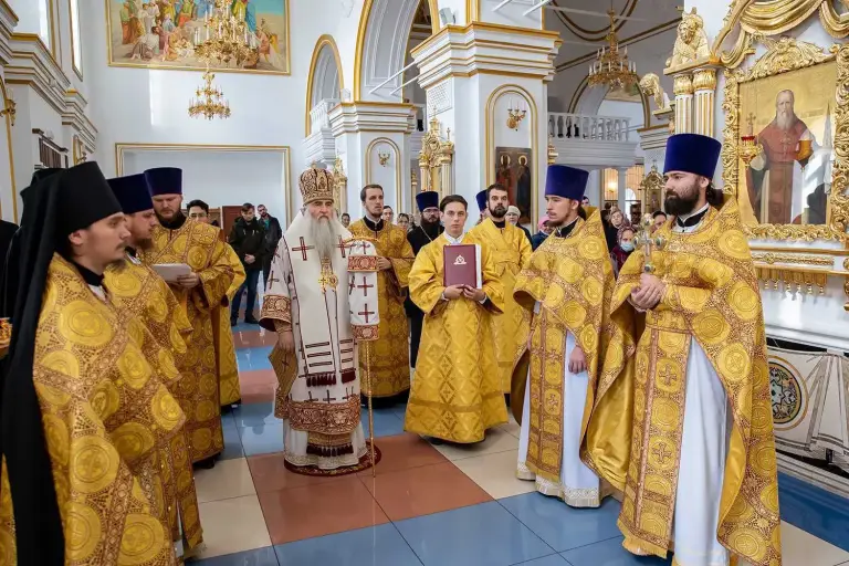 Митрополит Лонгин совершил молебен Саратовским святым