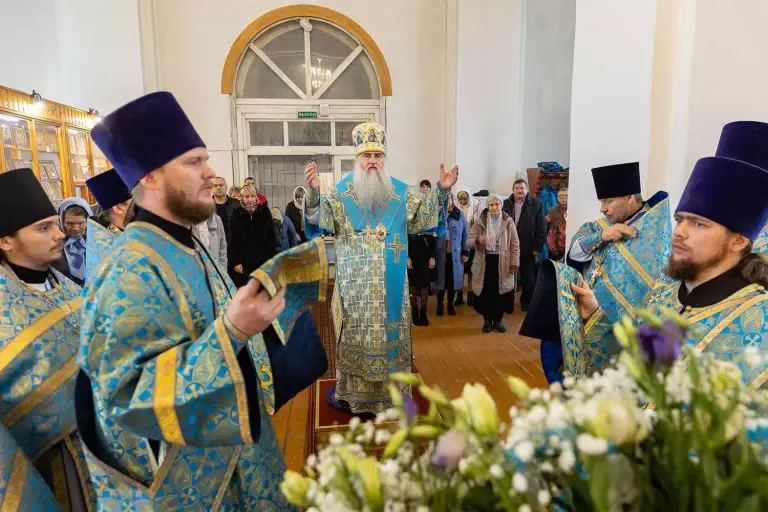 Божественная литургия в храме в честь Покрова Пресвятой Богородицы с. Большие Ключищи